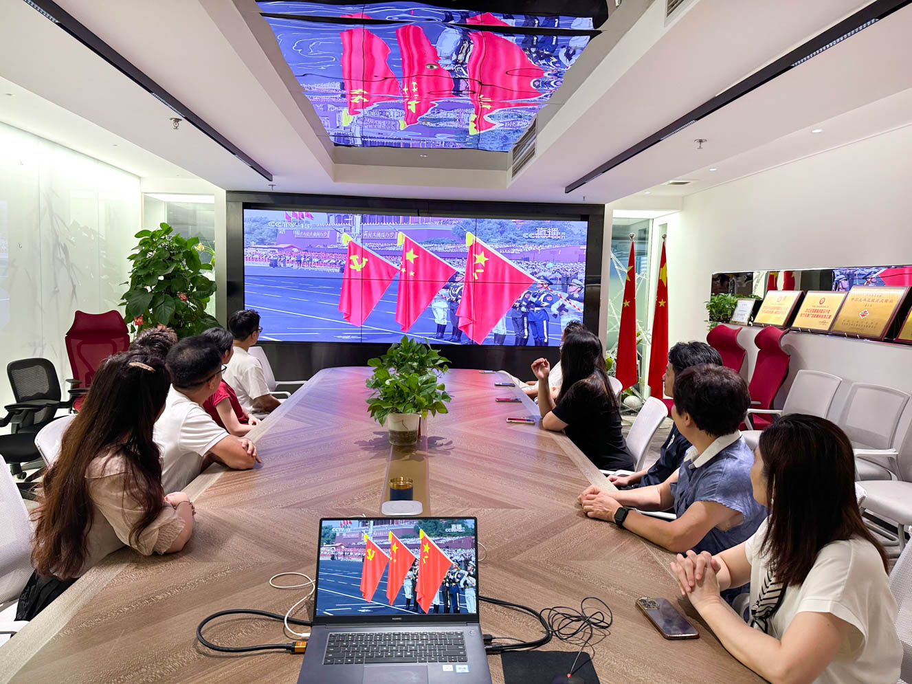 华体买球（中国）装饰党支部组织党员观看九三阅兵仪式