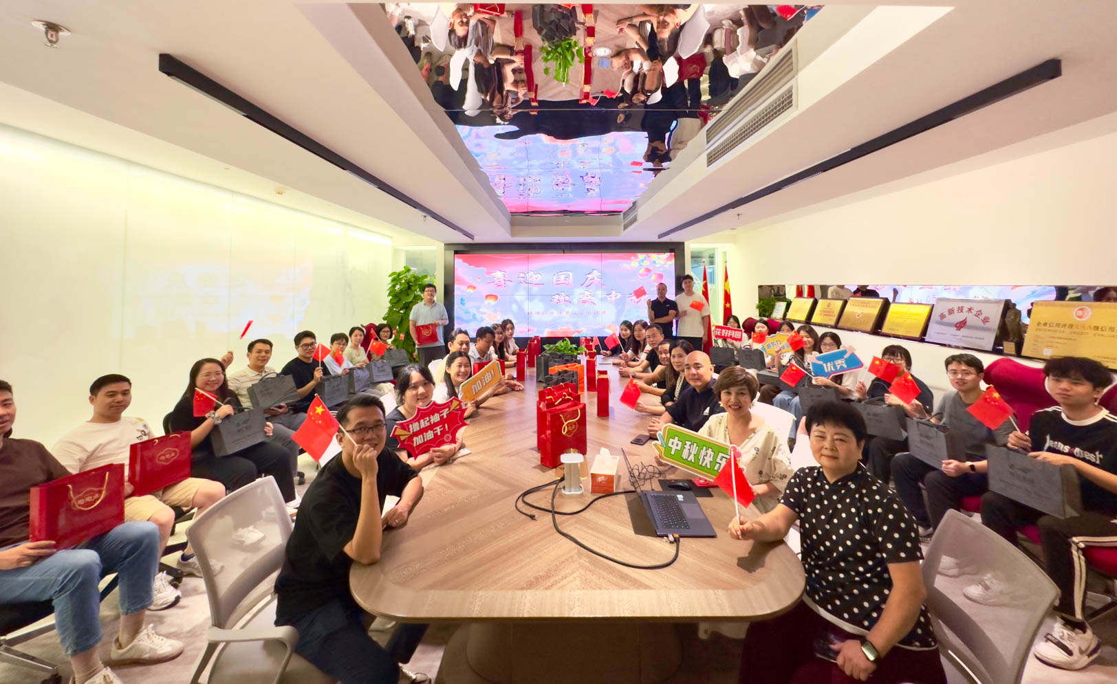 企业活动｜华体买球（中国）装饰2025年喜迎国庆，欢度中秋